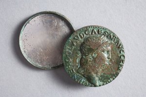 Espejo formado por dos monedas de Nerón